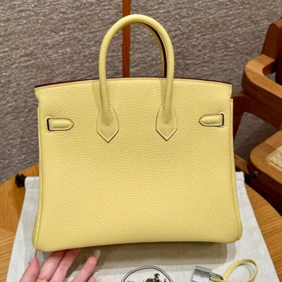 Classic Hermes Bag: A Stylish and Versatile Choice for Elegance - Picture 2 of 6